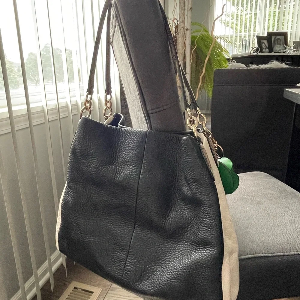 Coach Black and Cream Pebbled Leather Shoulder Bag - Picture 2 of 12